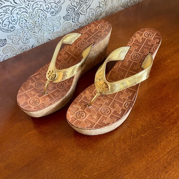 Tori Burch - size 8 Gold t-strap wedges - Picture 2 of 5